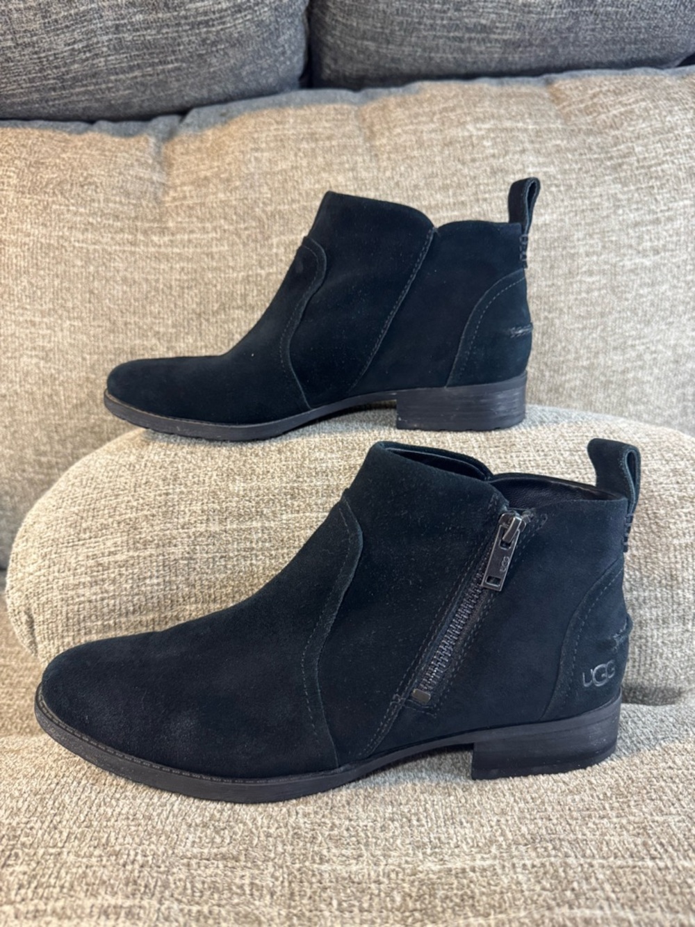 UGG Women's Aureo Black Ankle Boot with Side Zip Size 9 - Picture 2 of 12